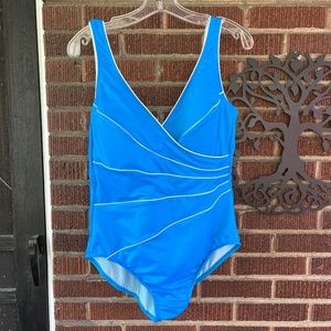 NWOT Slimming MiracleSuit Turquoise with White Piping Size 16